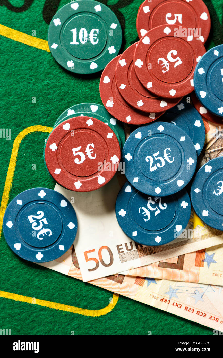 Des jetons de poker et des projets de loi à une table de poker (vue de  dessus). Vertical image Photo Stock - Alamy