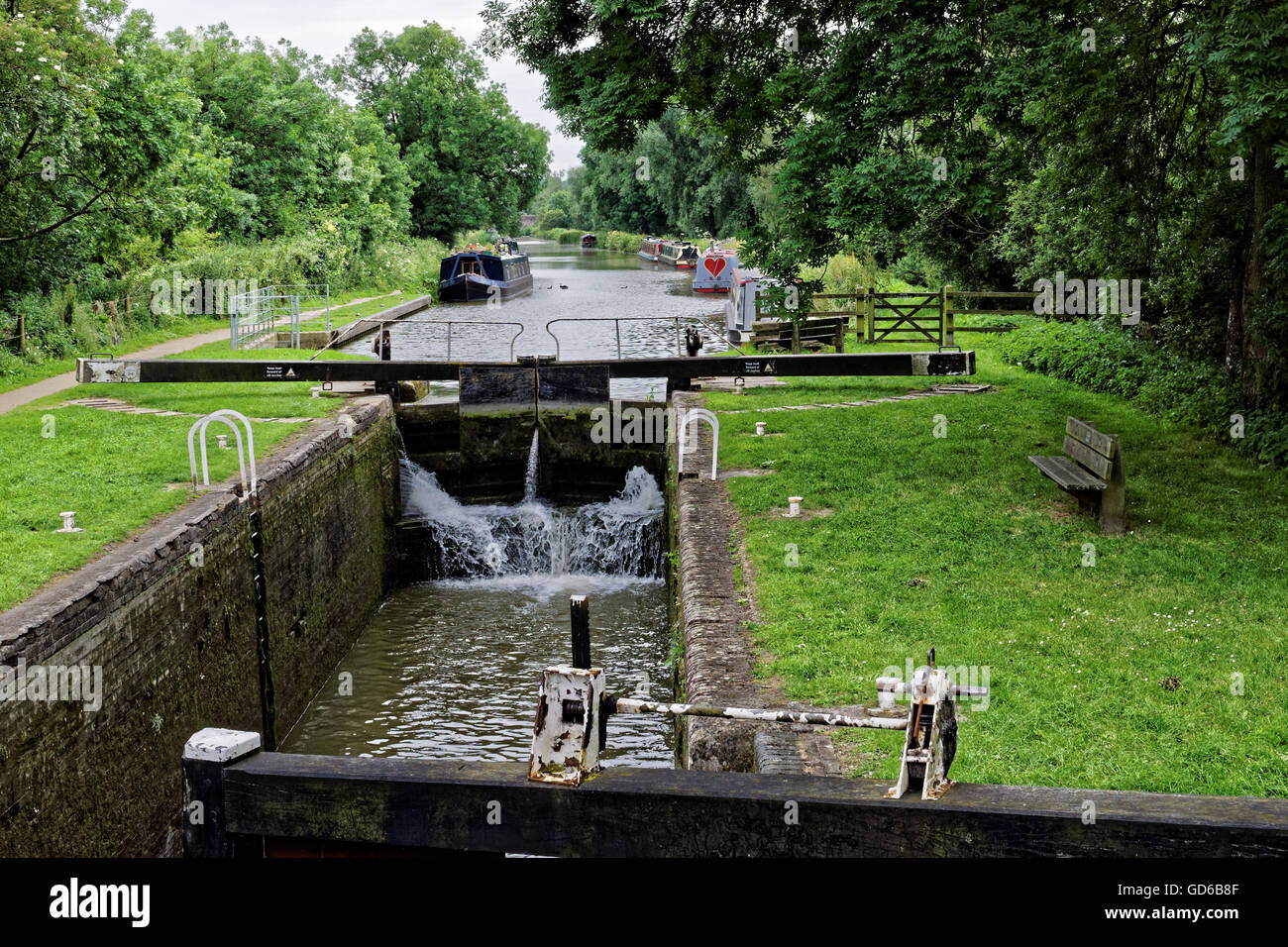 Serrure sur Kennet and Avon Canal à grand Bedwyn Banque D'Images