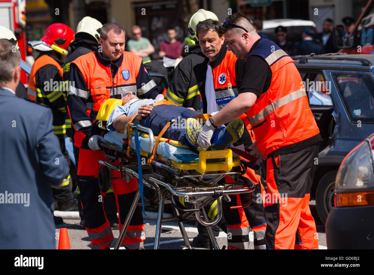 PEZINOK, SLOVAQUIE - 8 mai 2016 : Des pompiers volontaires de participer à une démonstration de désincarcération de véhicule à Pezinok, Slovaquie Banque D'Images