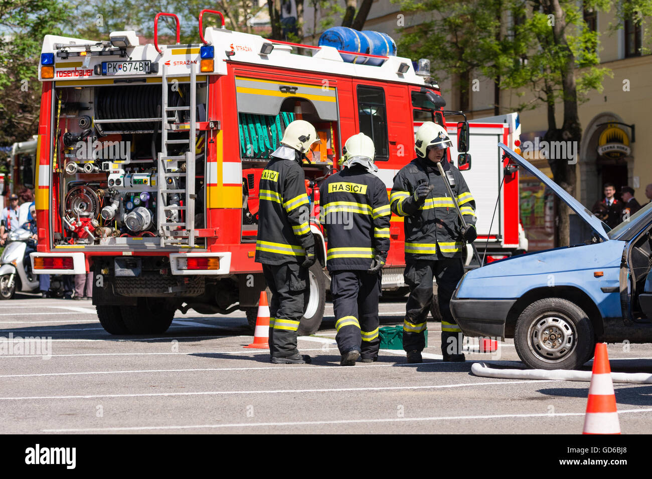 PEZINOK, SLOVAQUIE - 8 mai 2016 : Des pompiers volontaires de participer à une démonstration de désincarcération de véhicule à Pezinok, Slovaquie Banque D'Images