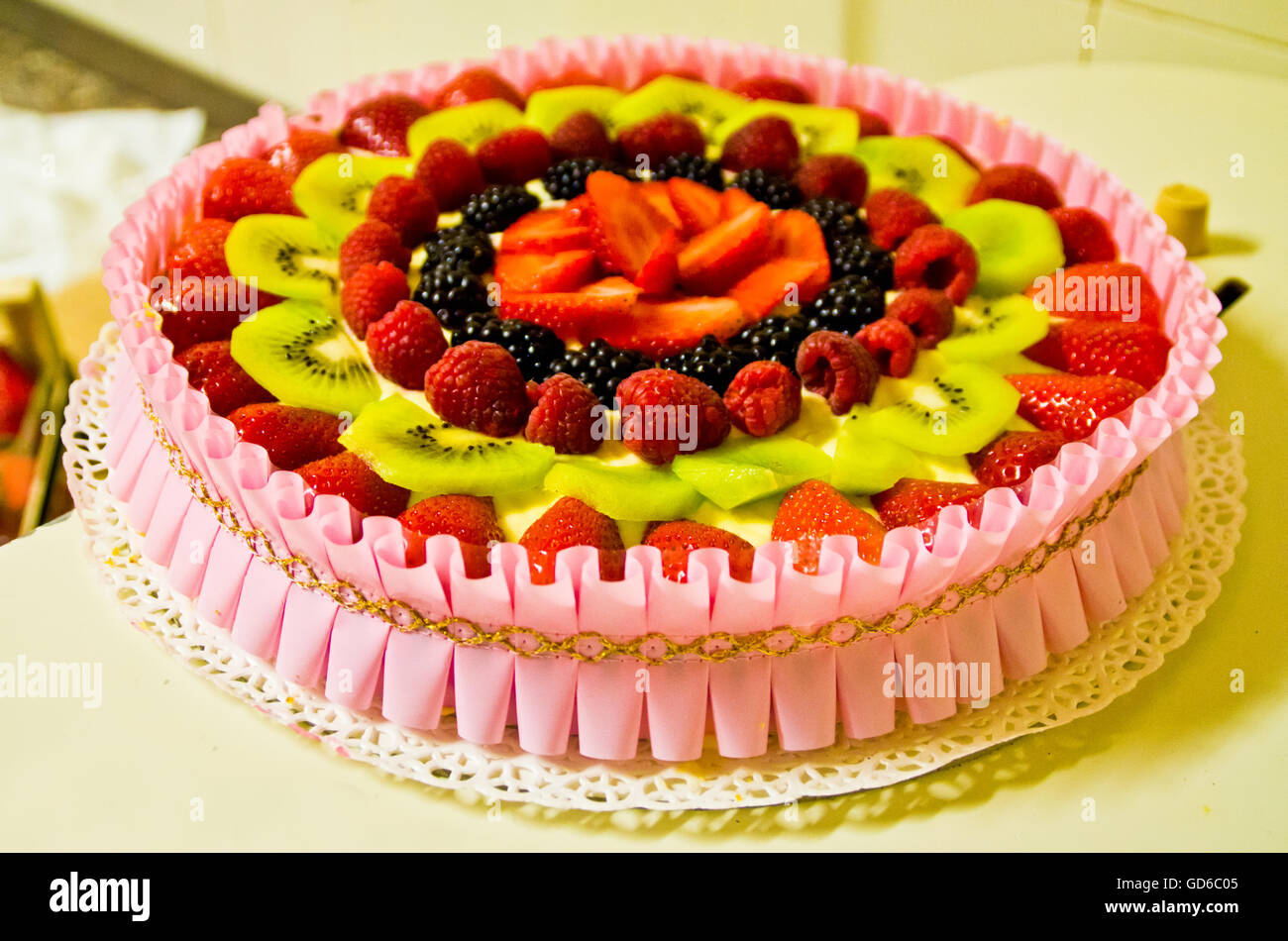 Gateau D Ete Avec Fruits Frais Fraises Mures Framboises Kiwi Et Fromage Frais Photo Stock Alamy Gateau D Ete Avec Fruits Frais Fraises Mures Framboises Kiwi Et Fromage Frais Photo Stock Alamy