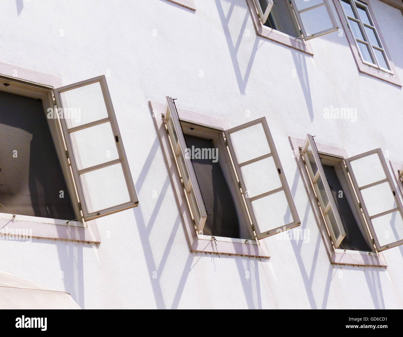 Des murs blancs et des fenêtres ouvertes, Ljubljana, Slovénie Banque D'Images