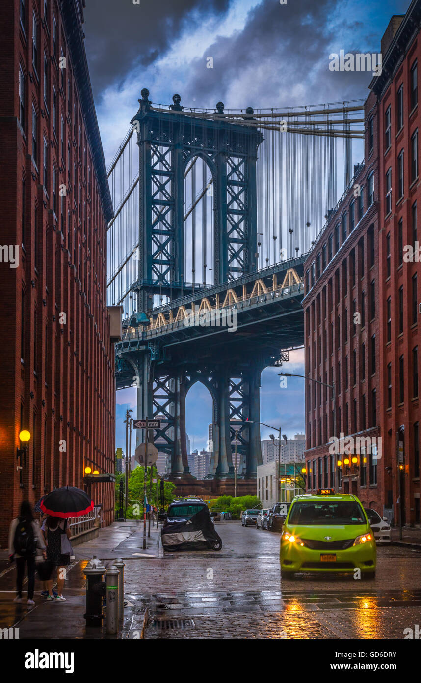 Le Pont de Manhattan est un pont suspendu qui traverse l'East River à New York. Banque D'Images