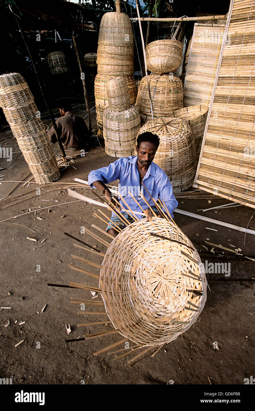 L'homme faisant un panier de bambou Banque D'Images