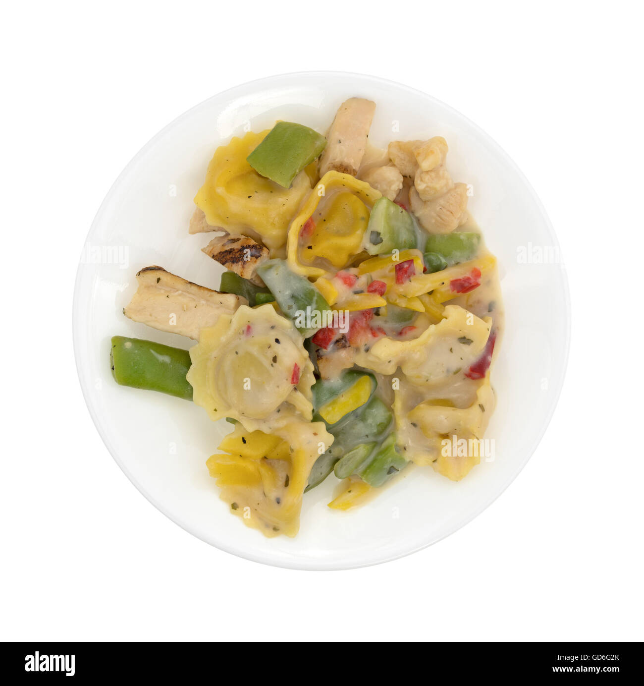 Vue de dessus d'un poulet avec légumes tortellini et plat le dîner sur un plateau isolé sur un fond blanc. Banque D'Images