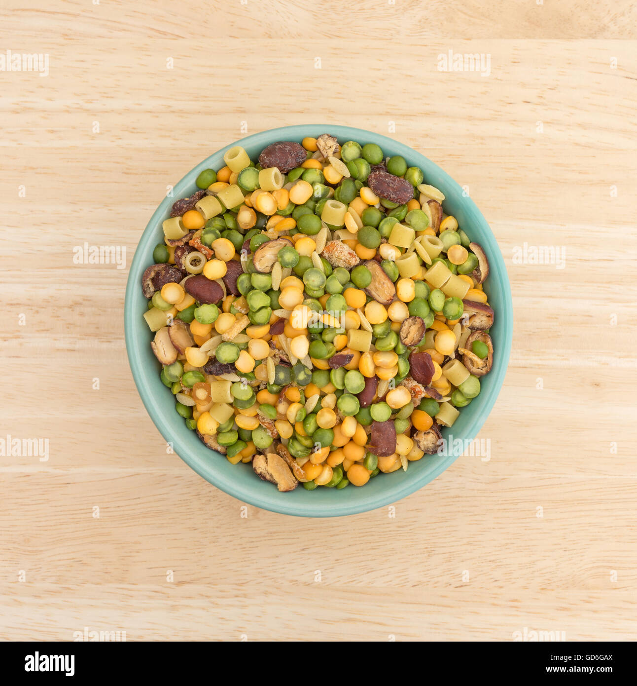 Vue de dessus d'un bol rempli de mélange à soupe minestrone à sec sur une table en bois. Banque D'Images