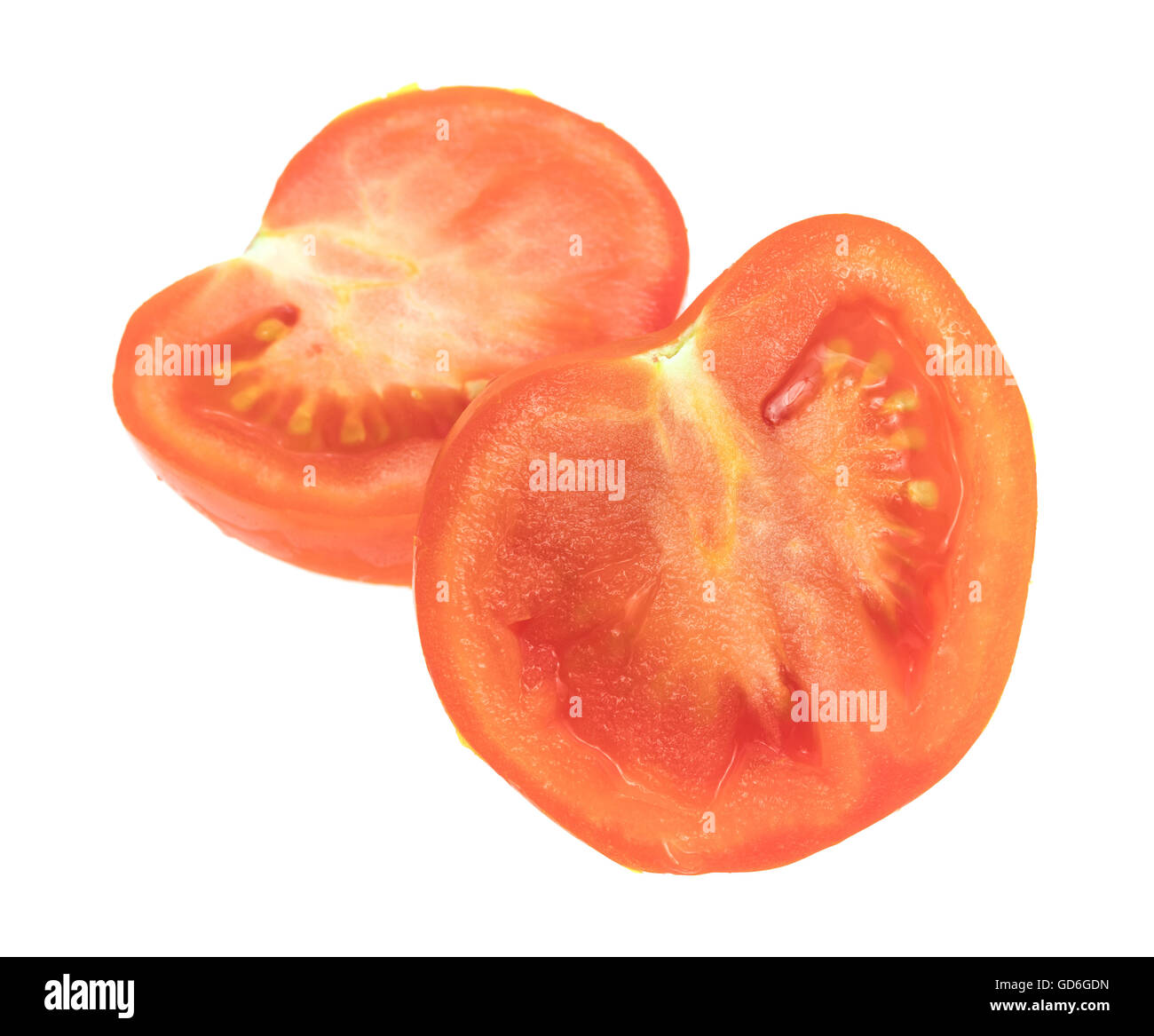 Une réduction de la moitié de la tomate rouge biologique isolé sur un fond blanc. Banque D'Images