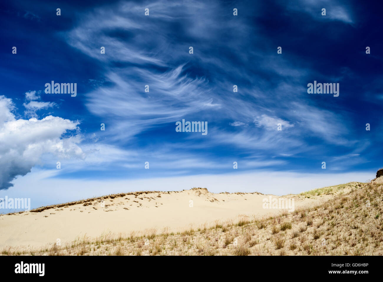 Ciel nuageux spectaculaires sur Sandy Ground Banque D'Images