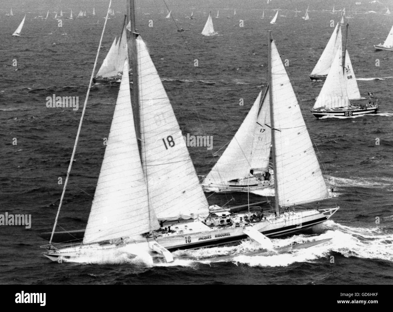 AJAXNETPHOTO - 6e juin 1981. PLYMOUTH, ANGLETERRE - 2 ÉTOILES - TRANSAT JACQUES RIBOUREL (FR) et d'autres concurrents au départ. PHOTO:JONATHAN EASTLAND/AJAX REF:HDD/YA   1981 JACQUES RIBOUREL Banque D'Images