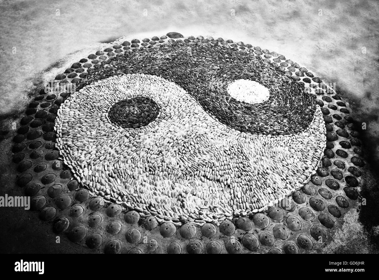 Yin Yang signe. Sorte de pierre symbolique. photo en noir et blanc. Banque D'Images