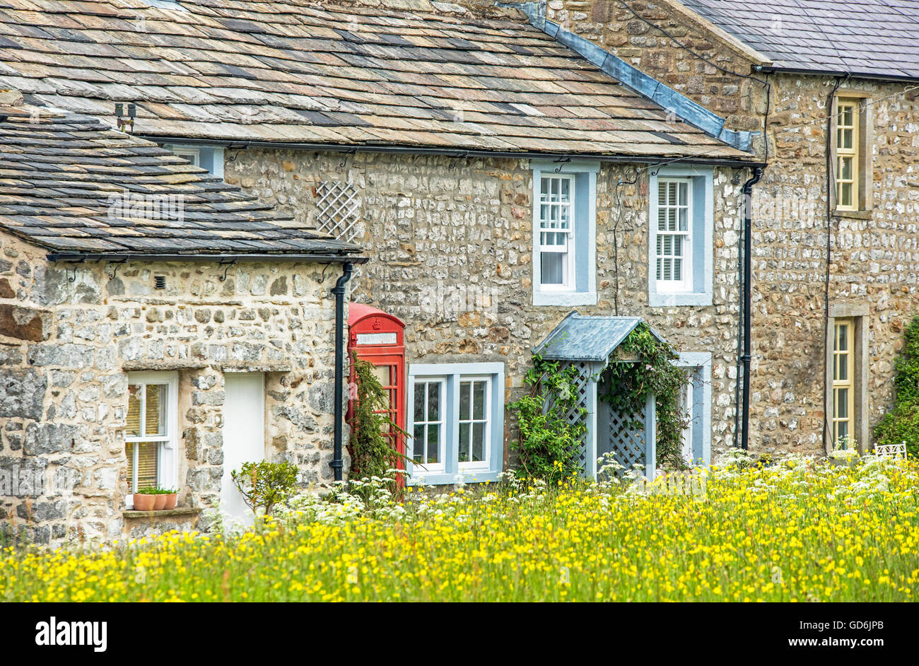 Arncliffe dans Littondale Yorkshire Dales Village avec des chalets et du centre du village comme flower meadow Banque D'Images