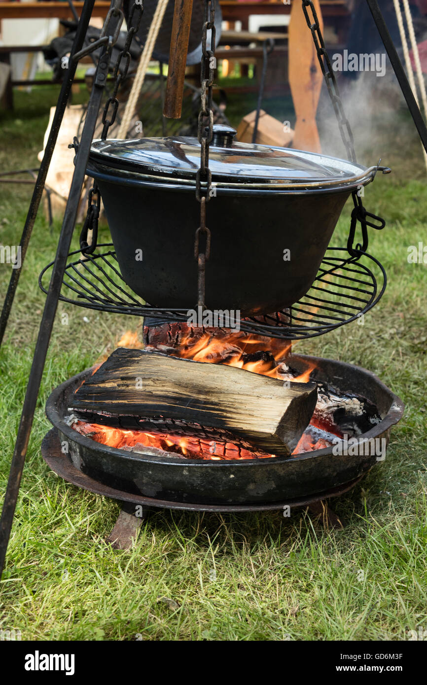 Grande casserole placée sur le feu dans un camping à l'extérieur. Banque D'Images