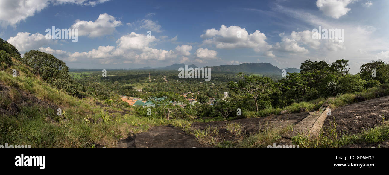 La vue vers l'Est de l'extérieur l'Dambulla Cave Temple. Montrant la forêt, jungle, collines et montagnes. Soleil & nuages Banque D'Images