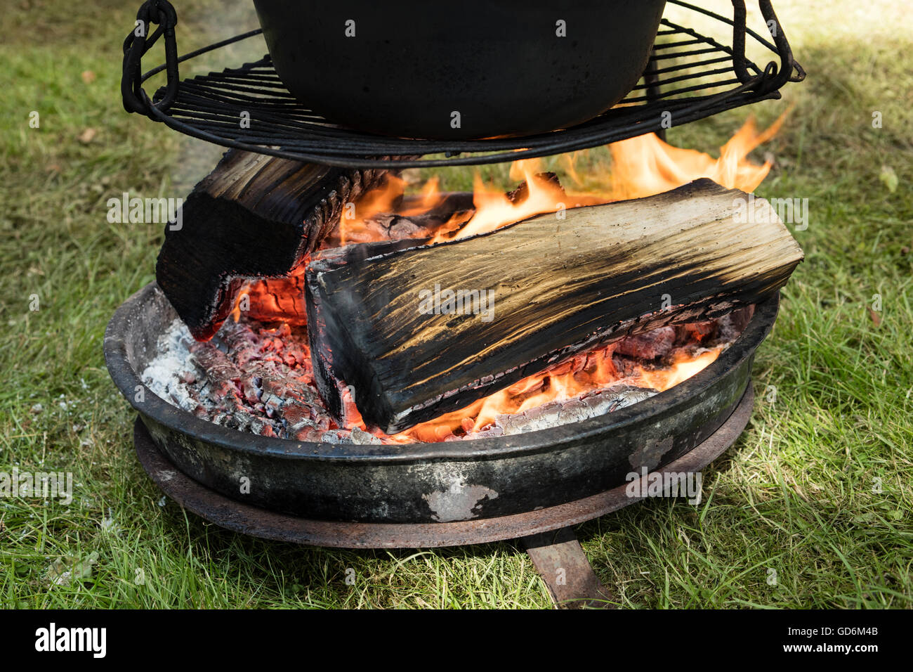 Grande casserole placée sur le feu dans un camping à l'extérieur. Banque D'Images