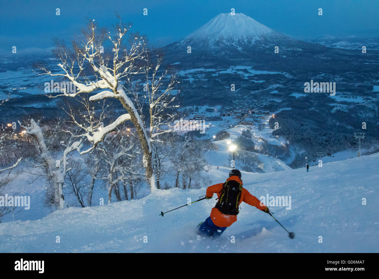 Avec Le Mont Yotei En Arriere Plan Un Homme Est Freerider Ski Dans Crepuscule Sur Une Pente Dans La Station De Ski Niseko United A Cote De La Poudreuse Profonde Hokkaido Est Connu Avec Le Mont Yotei En Arriere Plan Un Homme Est Freerider Ski Dans Crepuscule Sur Une Pente Dans La Station De Ski Niseko United A Cote De La Poudreuse Profonde Hokkaido Est Connu
