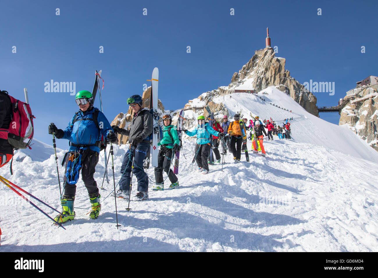 Les amateurs de marche sur la crête de la pointe de l'Aiguille du Midi à  3842 mètres d'altitude, qui donne accès à la célèbre Vallée Blanche  Chamonix ski descente dans dans les
