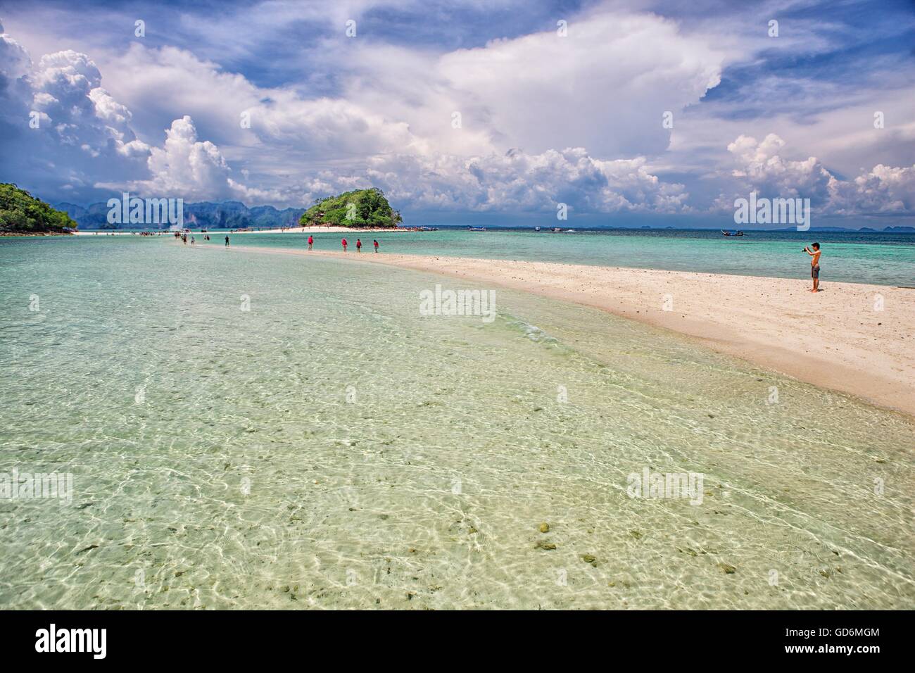Les plus populaires de l'île de Koh Tup caractéristique est sa barre de sable, qui est un "Y" étendue de sable qui se connecte à l'Tup deux autres îles. C'est un bon emplacement pour la plongée avec tuba, et de nombreux voyagistes proposent des excursions de plongée à l'île. Sur une chaude journée ensoleillée, vous c Banque D'Images