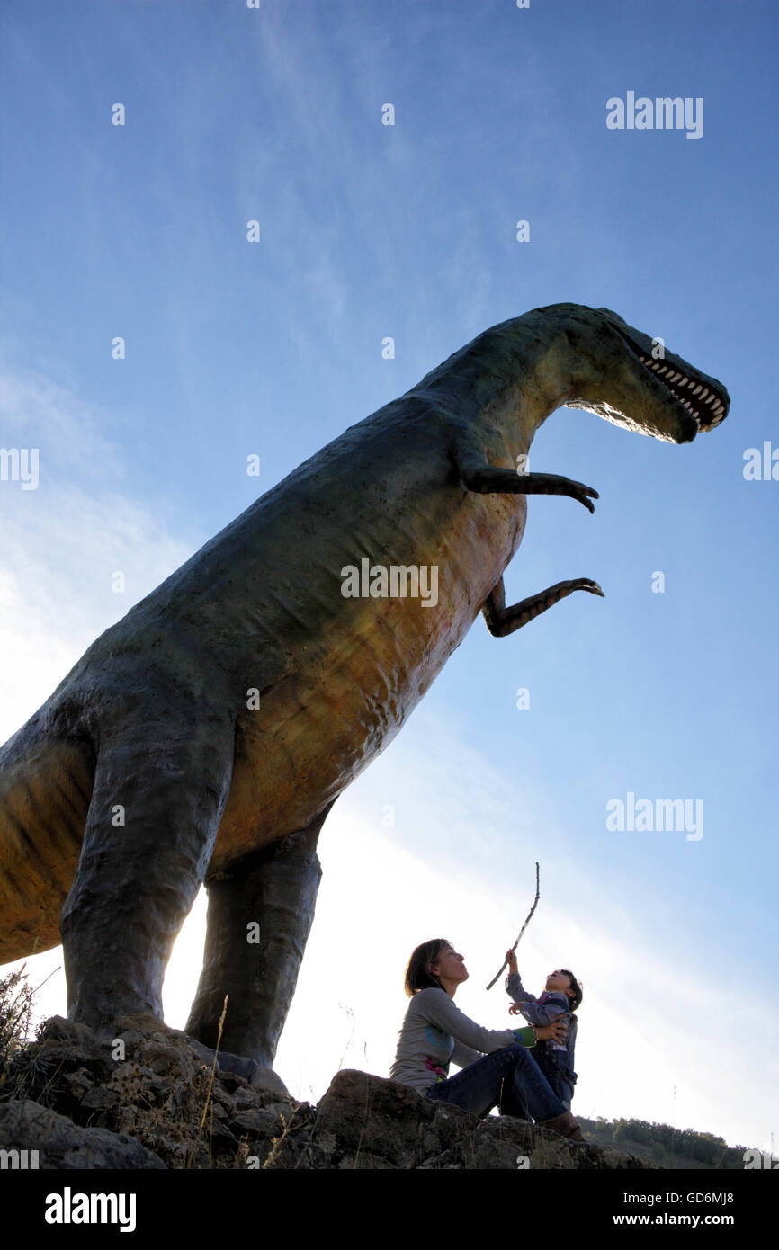 L'Espagne, La Rioja, Enciso. Statue d'un dinosaure sur le site d'empreintes de dinosaures à la Virgen del Campo. La Rioja Baja conserve certains des plus importants ichnite demeure, fossiles et empreintes de dinosaures dans le monde. Banque D'Images