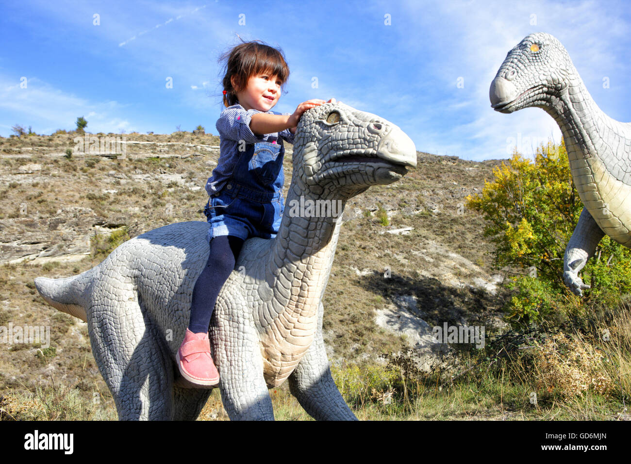 L'Espagne, La Rioja, Enciso. Statue d'un dinosaure sur le site d'empreintes de dinosaures à la Virgen del Campo. La Rioja Baja conserve certains des plus importants ichnite demeure, fossiles et empreintes de dinosaures dans le monde. Banque D'Images