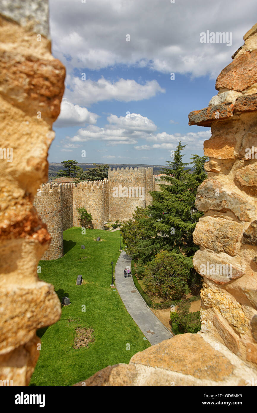 Avila a été déclarée ville Patrimoine Mondial de l'UNESCO en 1985. Elle a une structure urbaine médiévale et son mur, serrant le centre composé de petites places, rues de verre, architecture et bâtiments en ligne avec les palais et châteaux, est le pi Banque D'Images