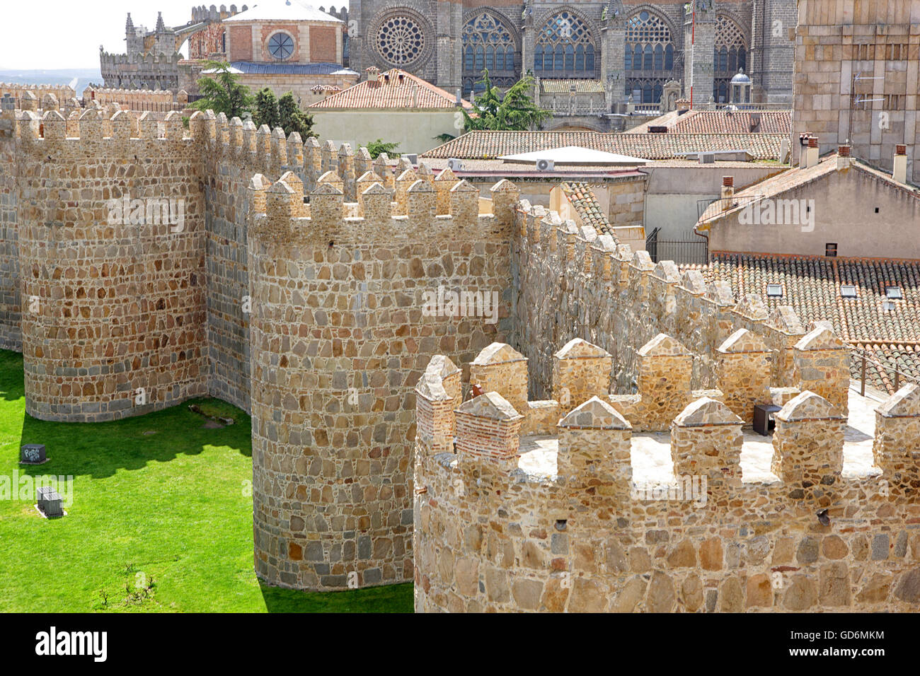 Avila a été déclarée ville Patrimoine Mondial de l'UNESCO en 1985. Elle a une structure urbaine médiévale et son mur, serrant le centre composé de petites places, rues de verre, architecture et bâtiments en ligne avec les palais et châteaux, est le pi Banque D'Images