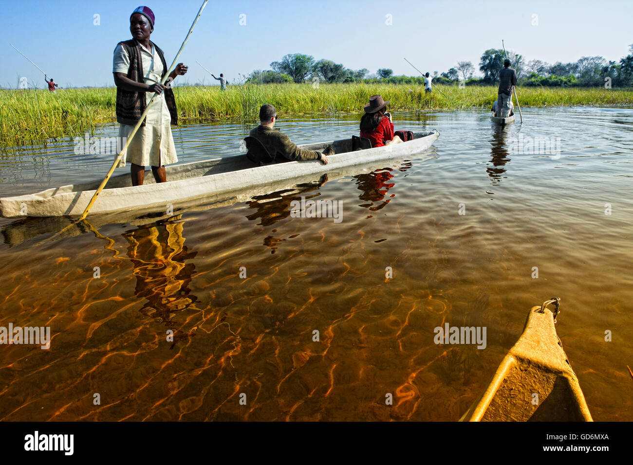 Les touristes sur le delta de l'Okavango au Botswana Banque D'Images