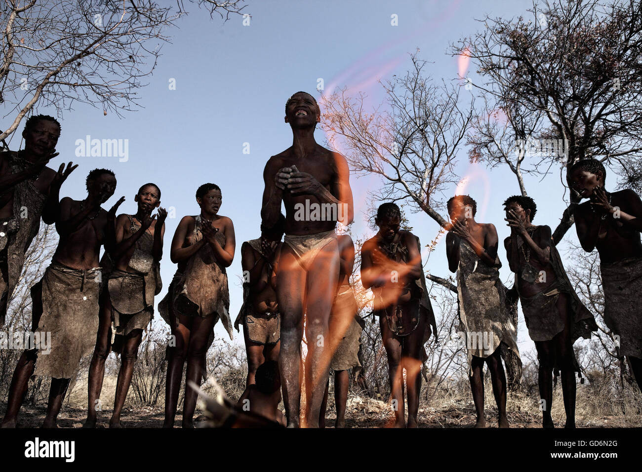 Les bushmen San Ncoakhoe effectuer une danse rituelle autour d'un feu à d'kar près de Ghanzi au Botswana Banque D'Images