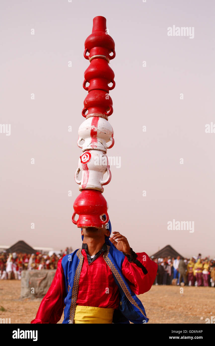 Hombre con la ONU habit tradicional Haciendo malabarismos, festival bereber, Matmata, Túnez Banque D'Images