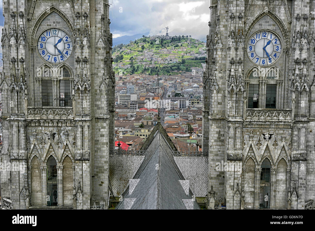 L'Équateur, Quito, clochers de la Basilique de la National Vow Banque D'Images