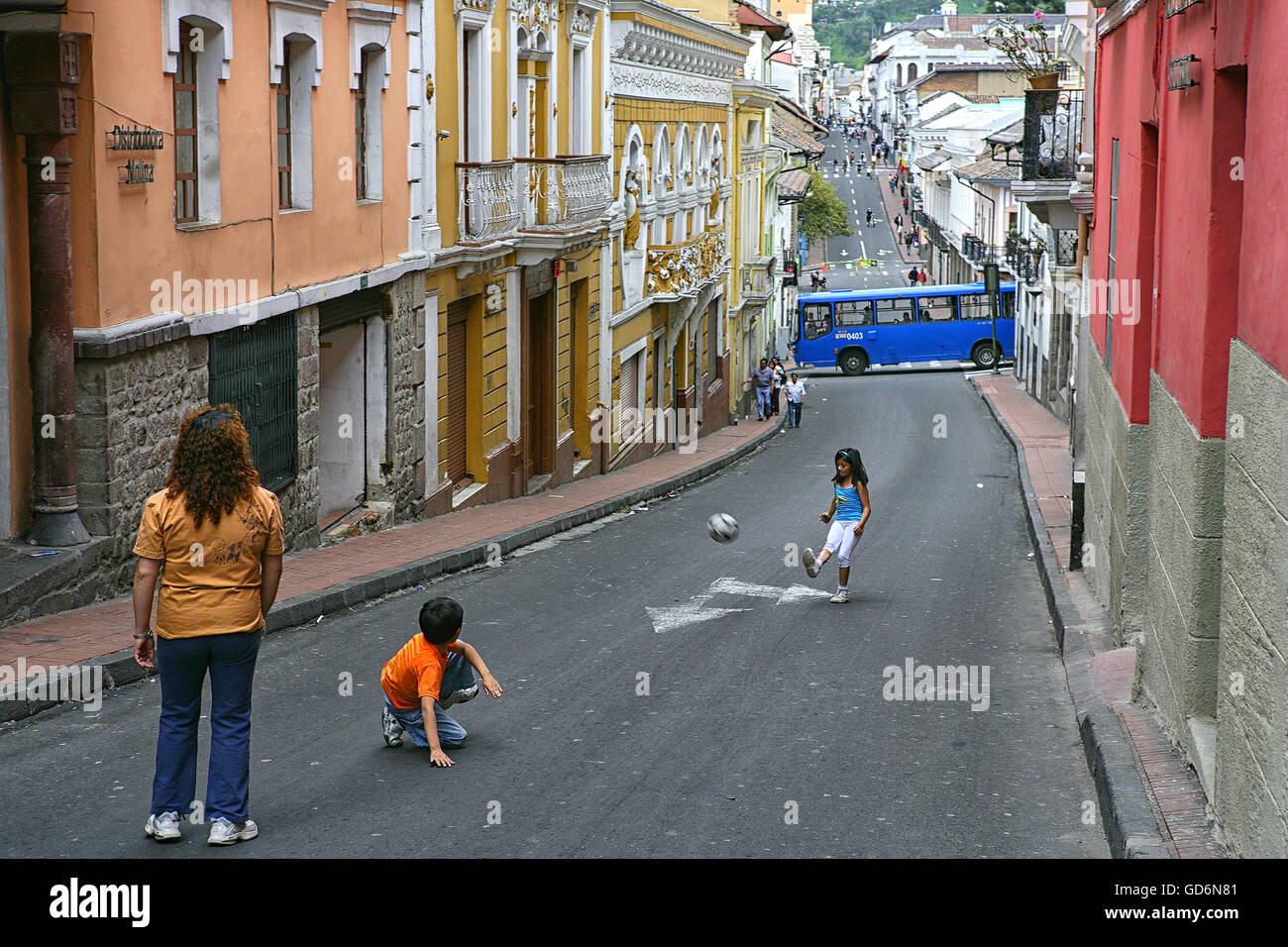 Enfants jouant au football dans la vieille ville, Quito, Équateur Banque D'Images