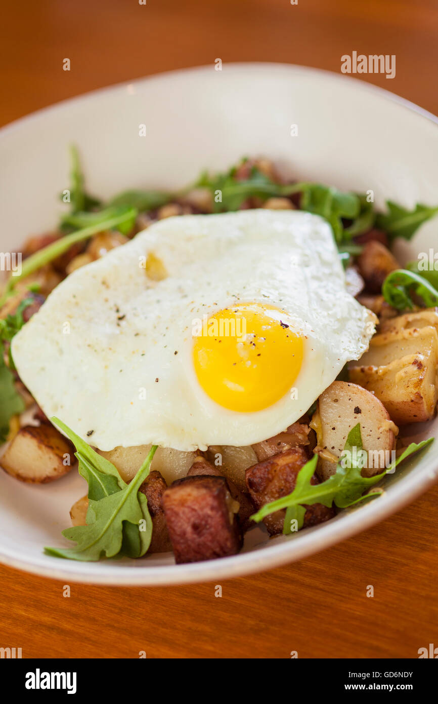 Boeuf braisé à la bière avec hachage maïs œuf frit, Kitchenette Restaurant, Templeton, California Banque D'Images