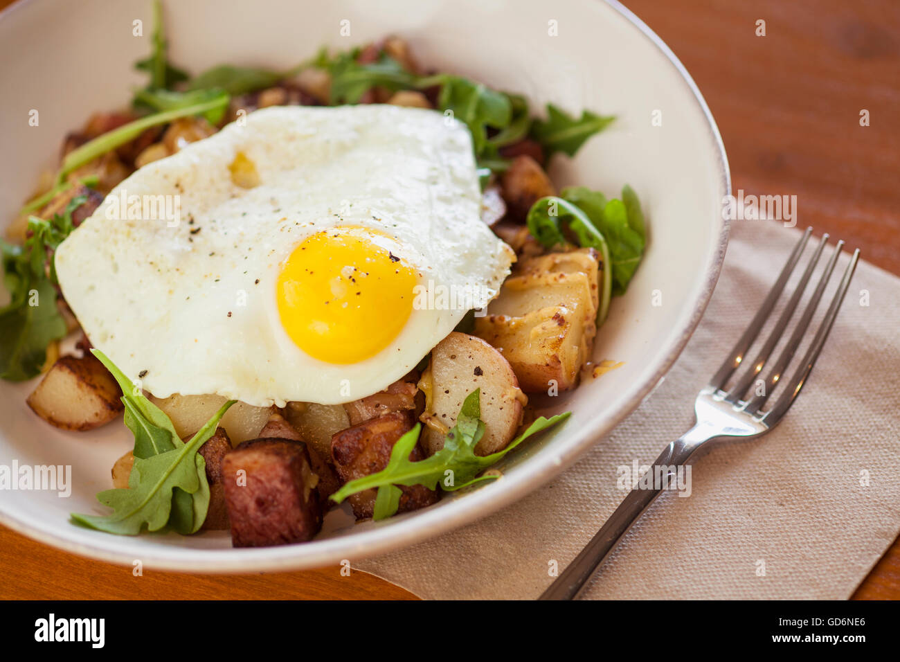 Boeuf braisé à la bière avec hachage maïs œuf frit, Kitchenette Restaurant, Templeton, California Banque D'Images