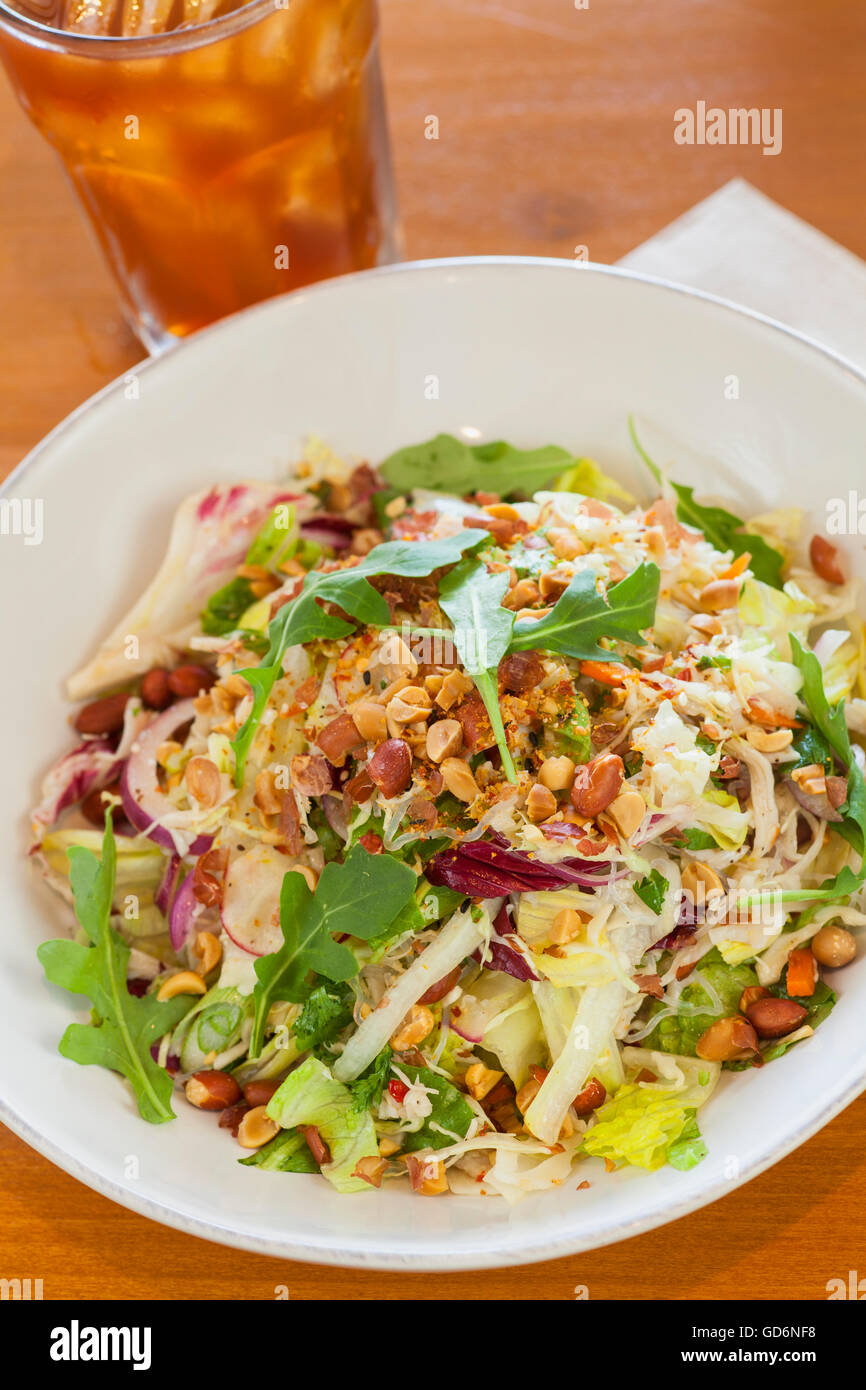 Salade vietnamienne épicé avec du thé glacé, Kitchenette Restaurant, Templeton, California Banque D'Images