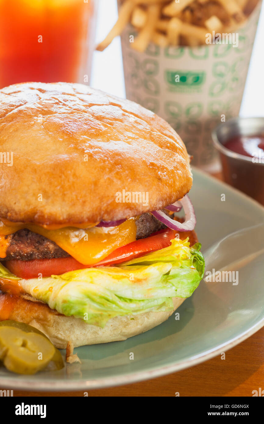 Kitchenette cheeseburger avec un ice tea et frites, Kitchenette Restaurant, Templeton, California Banque D'Images