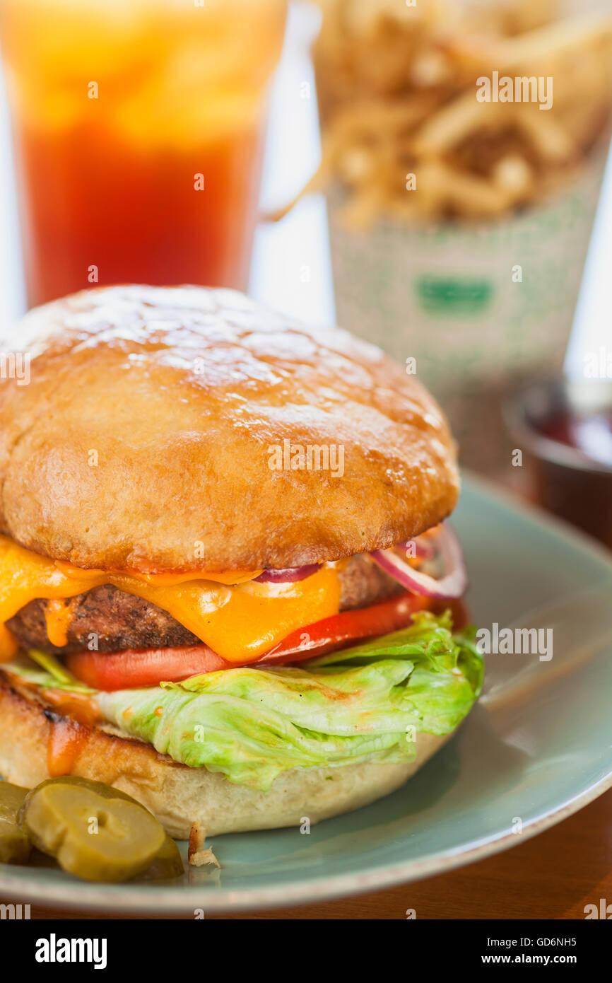 Kitchenette cheeseburger avec un ice tea et frites, Kitchenette Restaurant, Templeton, California Banque D'Images
