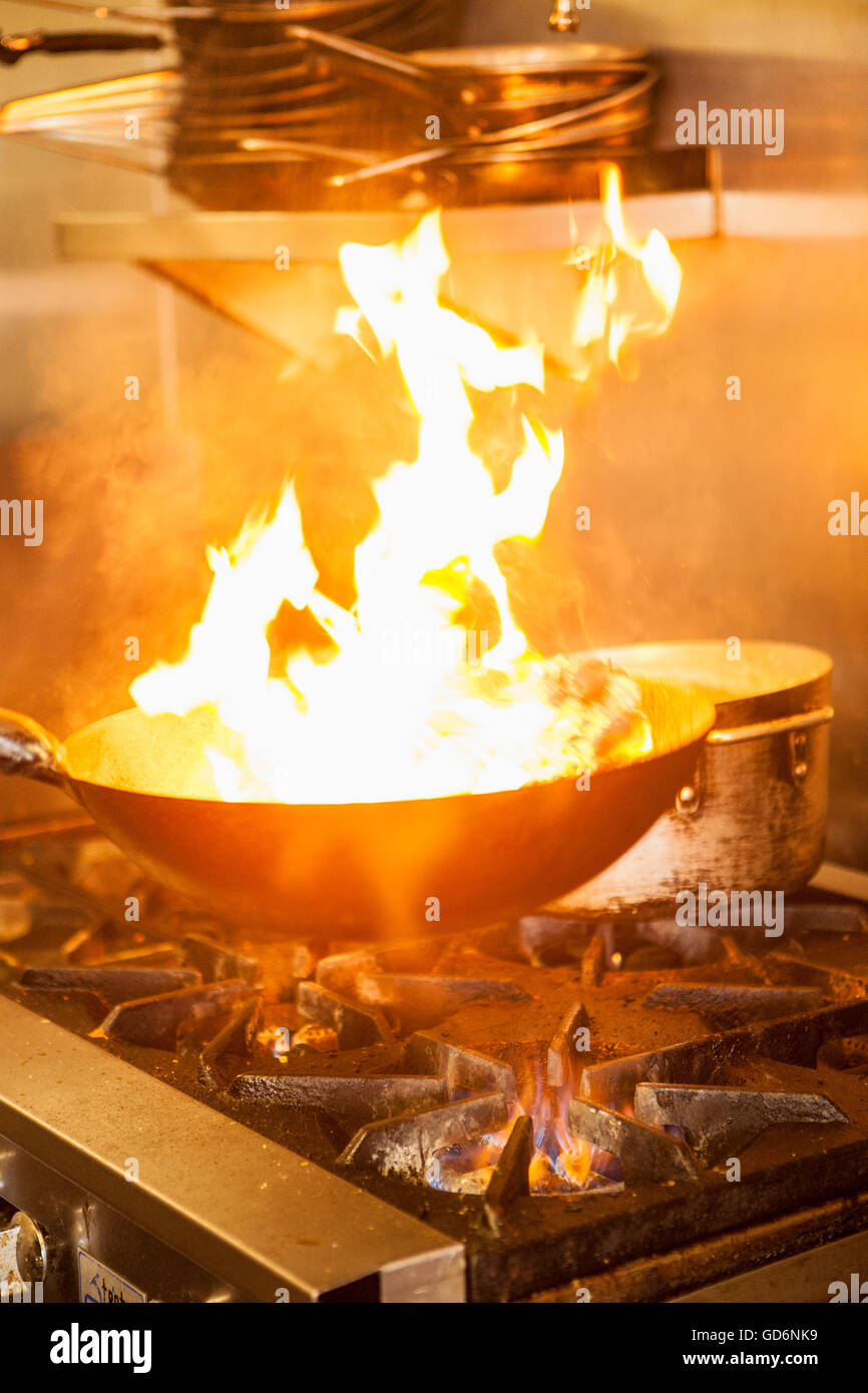 Jupe steak est sautés dans un wok pour le lomo saltado, sandwich bouchée Eatery, Thousand Oaks, Californie Banque D'Images
