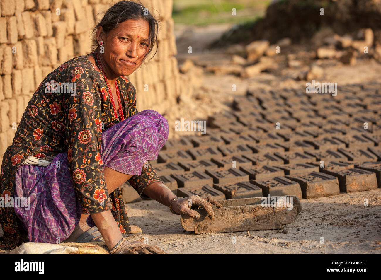 Adobe fait à la reconstruction des maisons. Lele Village, 16 Kms de Patan. Le Népal. Des larmes ont séché. Pas de temps pour le deuil ou l'attente de l'aide. Lele y a-t-il aider à construire un abri contre le reste de leur maison cassée. Séisme a pris leurs maisons Banque D'Images