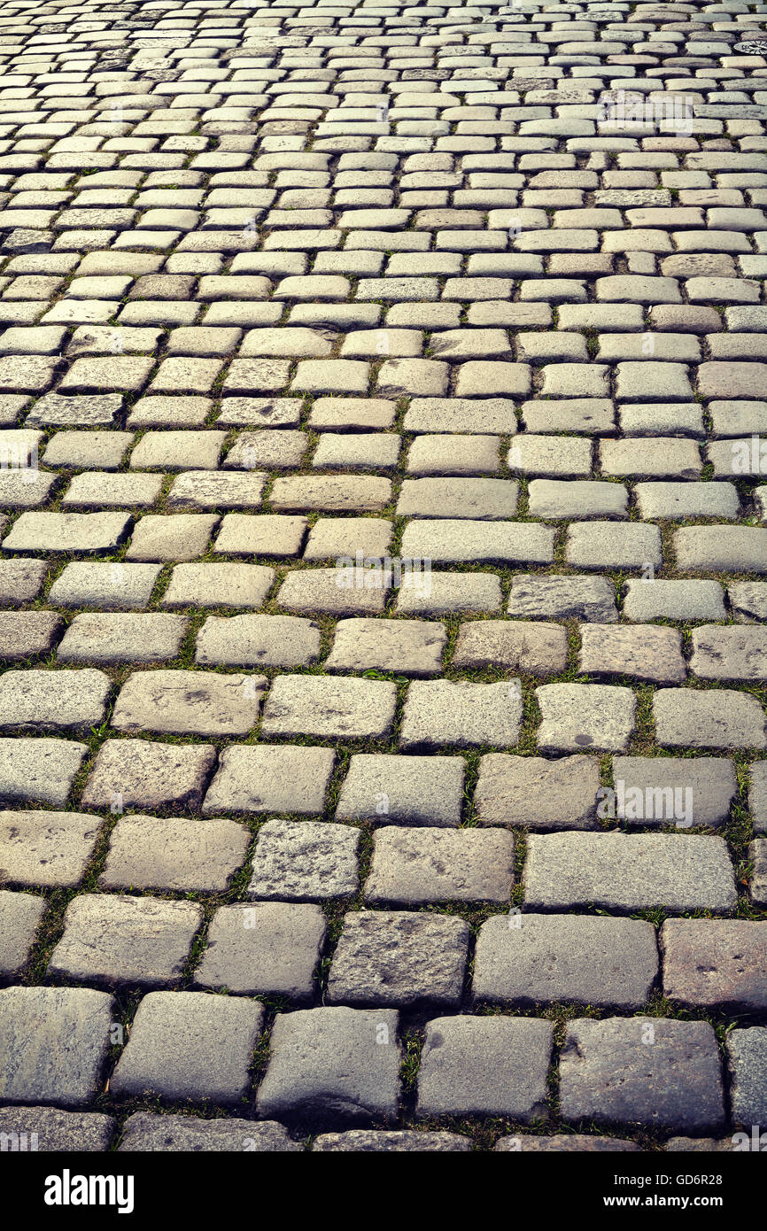 Tons Vintage pavés au lever du soleil, la rue à Poznan, en Pologne. Banque D'Images
