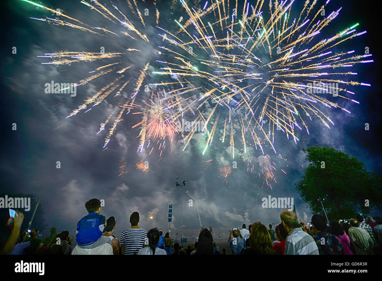 Regarder les gens d'artifice Banque D'Images