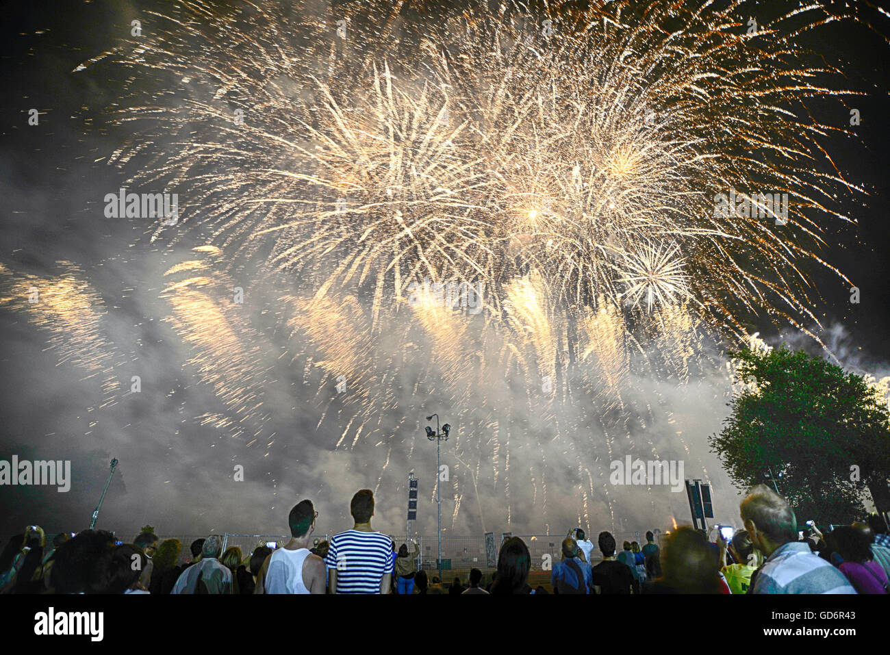 Regarder les gens d'artifice Banque D'Images