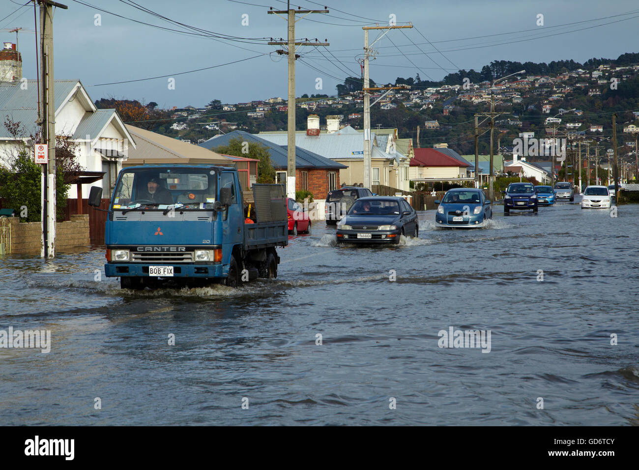 Le trafic sur la baie inondée Voir Road, South Dunedin Dunedin, inondations, île du Sud, Nouvelle-Zélande Banque D'Images