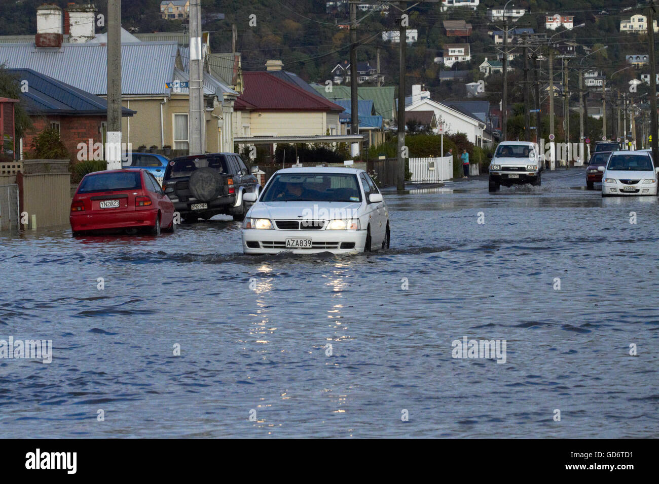 Le trafic sur la baie inondée Voir Road, South Dunedin Dunedin, inondations, île du Sud, Nouvelle-Zélande Banque D'Images