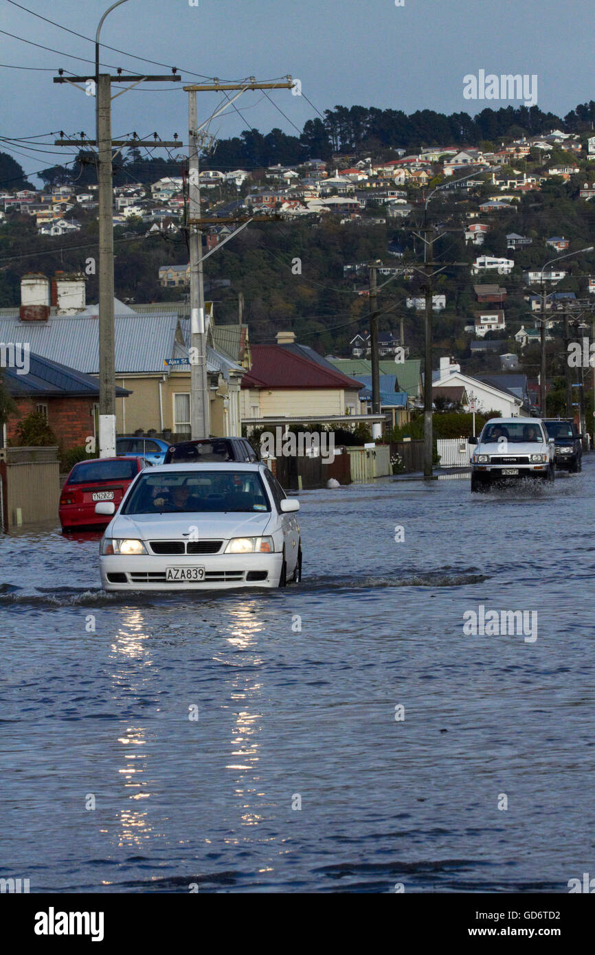 Le trafic sur la baie inondée Voir Road, South Dunedin Dunedin, inondations, île du Sud, Nouvelle-Zélande Banque D'Images