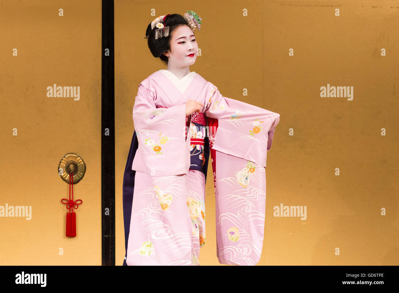 Une geisha (maiko) performing Kyomai, une danse traditionnelle à Kyoto Banque D'Images