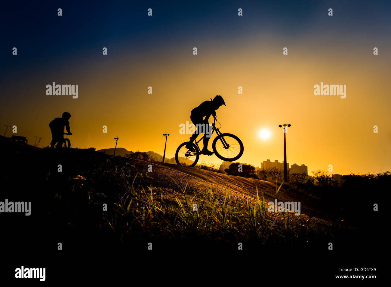 Silhouette de Stunt Bmx Rider - le ton des couleurs à l'écoute Banque D'Images