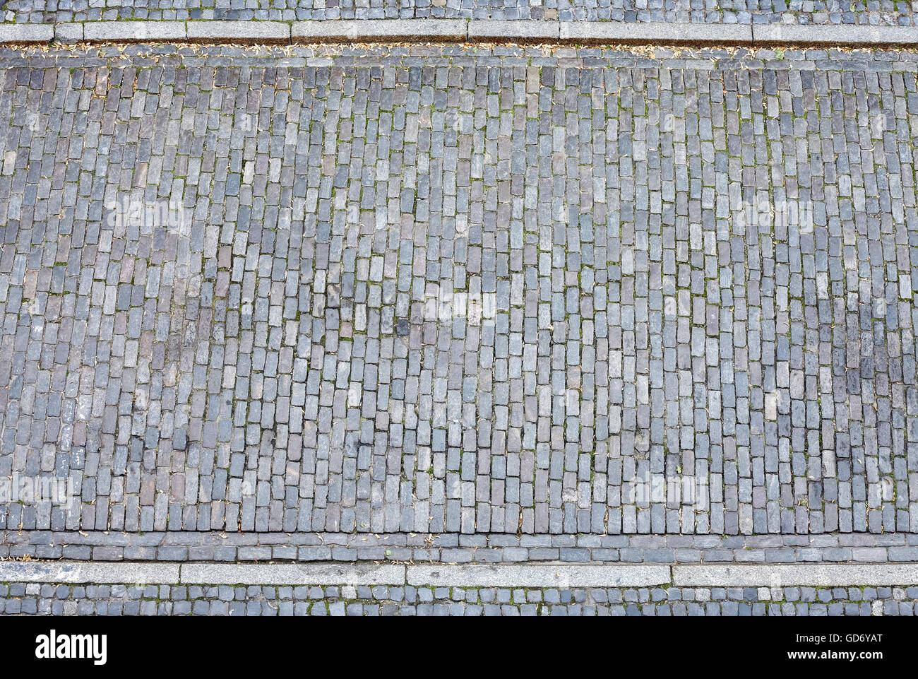 Rue Pavée et de chaussée à partir de ci-dessus. Banque D'Images