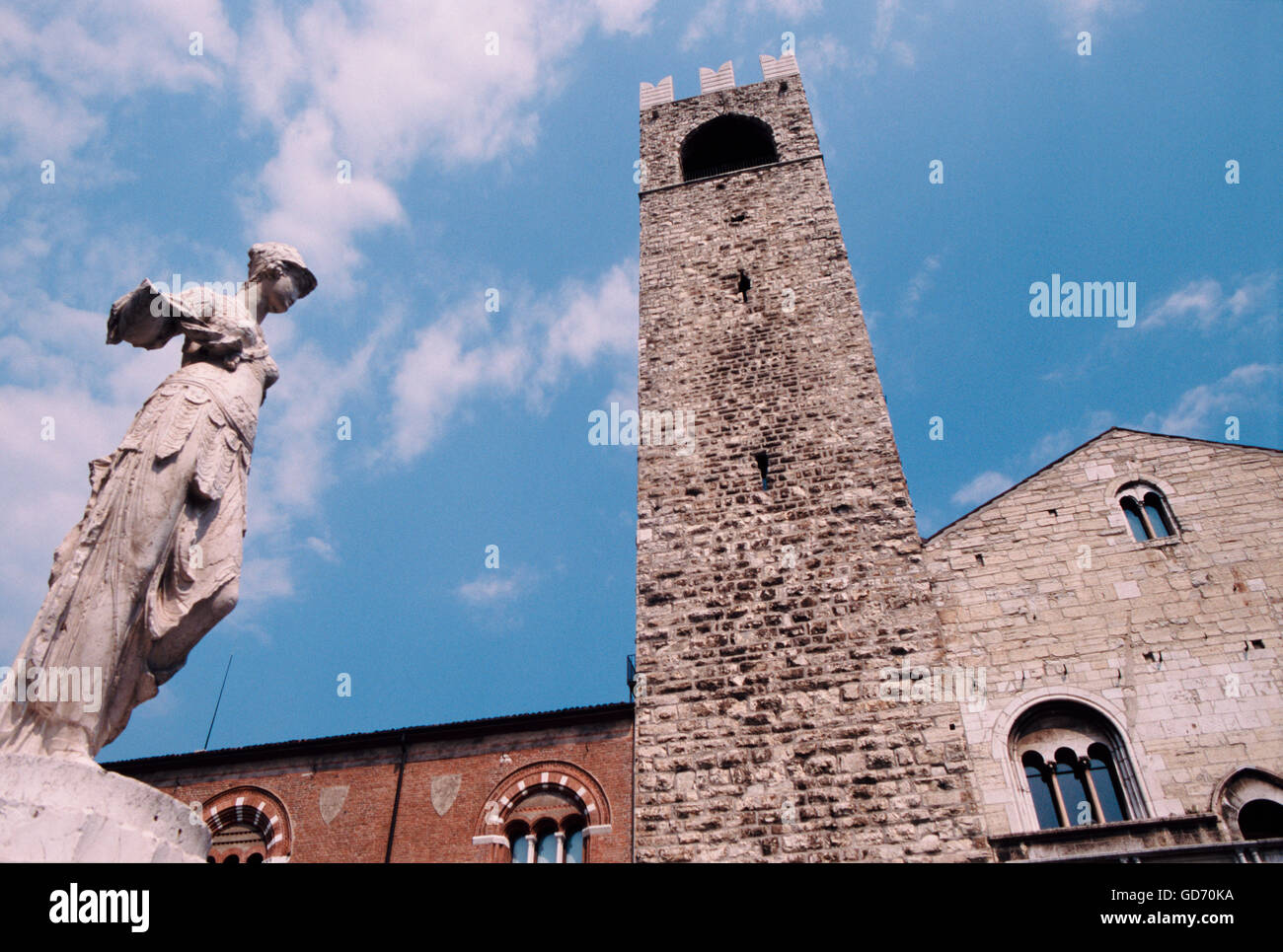 L'Italie, Lombardie, Brescia, la Piazza Papa Paolo VI Square, Palazzo del Broletto Palace, Torre del Popolo Tower Banque D'Images