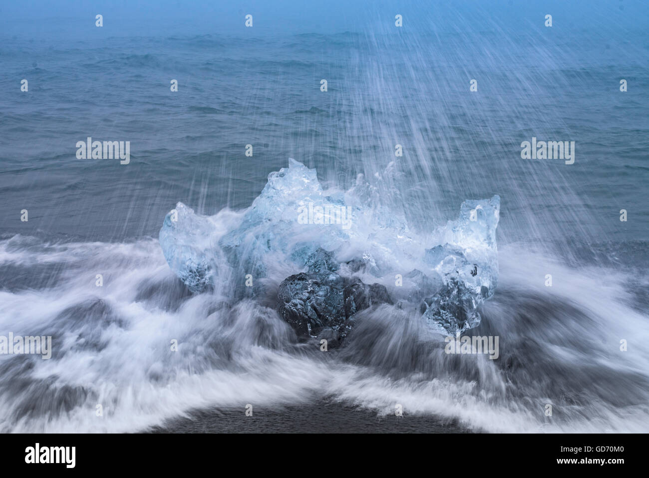 Les icebergs échoués sur la plage près de la rivière glaciaire Jökulsárlón (lagoon), un lac glaciaire dans le sud-est de l'Islande, au bord de la Banque D'Images