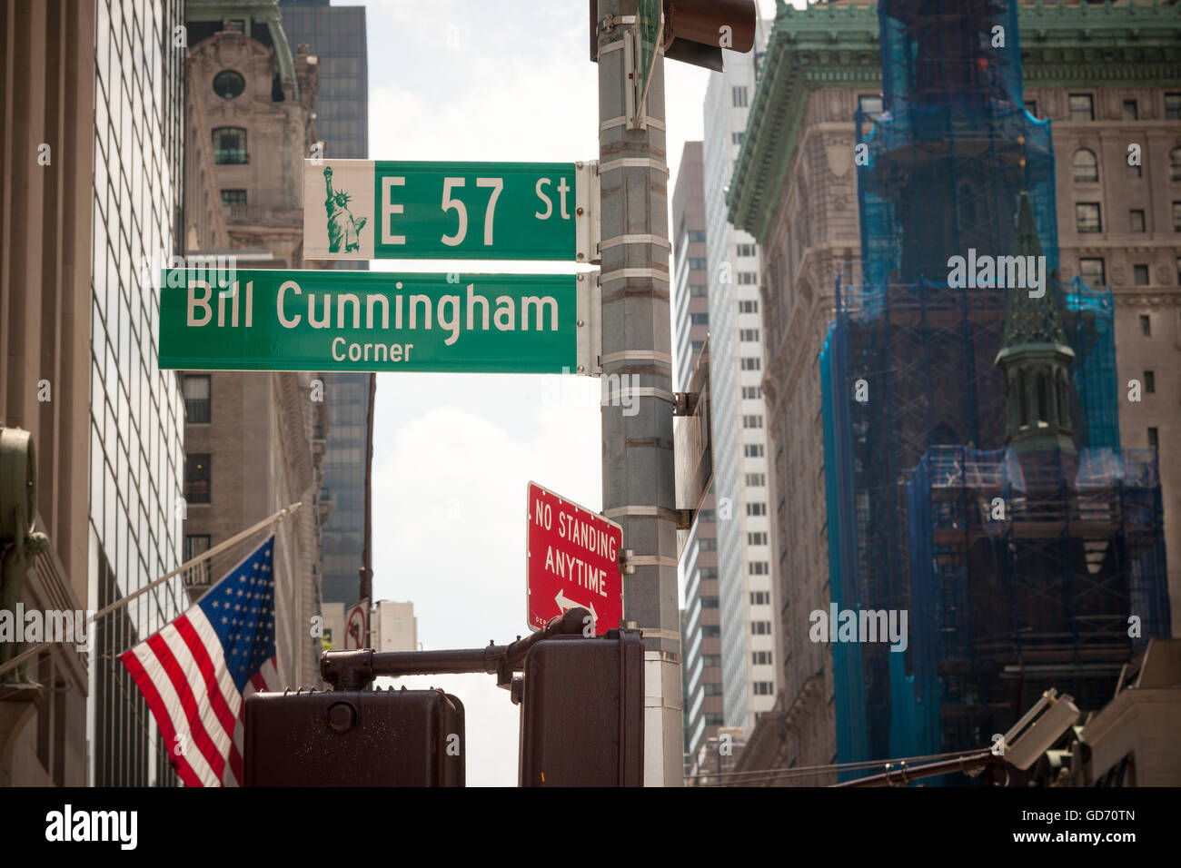 L'élégant et l'frumpy hommage à Bill Cunningham et afficher l'enseigne temporaire à l'angle de la 57e Rue et la 5ème Avenue qui renomme le coin de rue en l'honneur de la célèbre photographe de mode de rue, vu le Mercredi, Juillet 6, 2016. Le 87-ans Cunningham, connu pour ses photographies de mode de rue, est décédé le 25 juin. (© Richard B. Levine) Banque D'Images