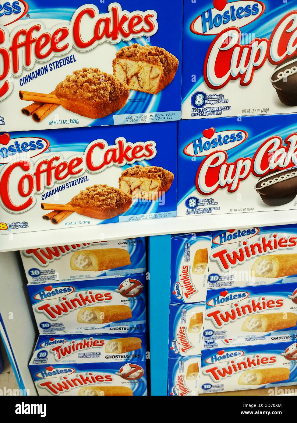 Des boîtes remplies de crème, savoureuse marque hôtesse Twinkies et autres produits sont considérés, le vendredi 8 juillet, 2016 dans un bouche-arrosage afficher dans un supermarché de New York. Les propriétaires d'hôtesse Apollo Global Management et Metropoulos & Co. se vendent leur participation majoritaire dans la boulangerie pour sociétés cotées Gores Group, société de capital-investissement. (© Richard B. Levine) Banque D'Images